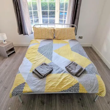 6-Bedroom House In Morden, London